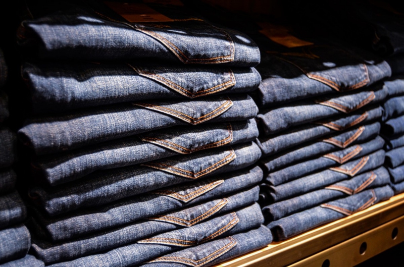 magasin-LE CANNET DES MAURES-min_jeans_pants_blue_shop_shopping_shelf_exhibition_buy-940702