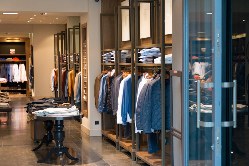 magasin-LE CANNET DES MAURES-min_shop_clothes_clothing_shopping_mall_shopping_kielce_crown_poland-862477
